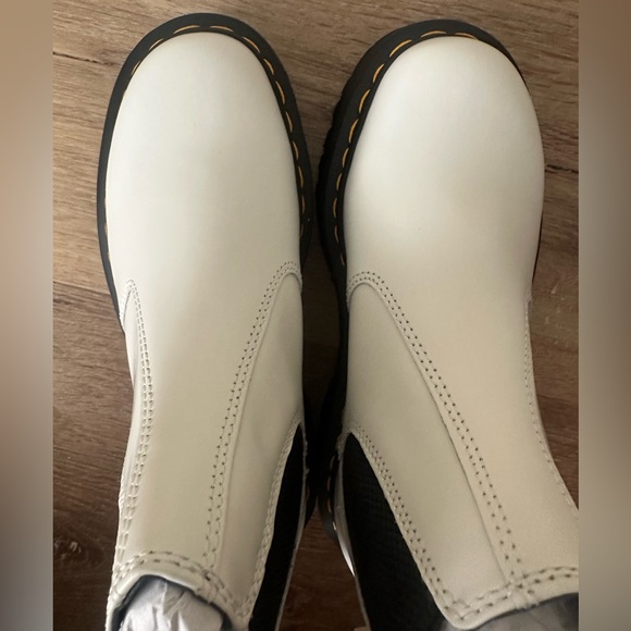 BNIB Dr. Martens unisex-adult 2976 Quad Chelsea Boot (White) Size 7 Women/6 Men - Picture 9 of 11